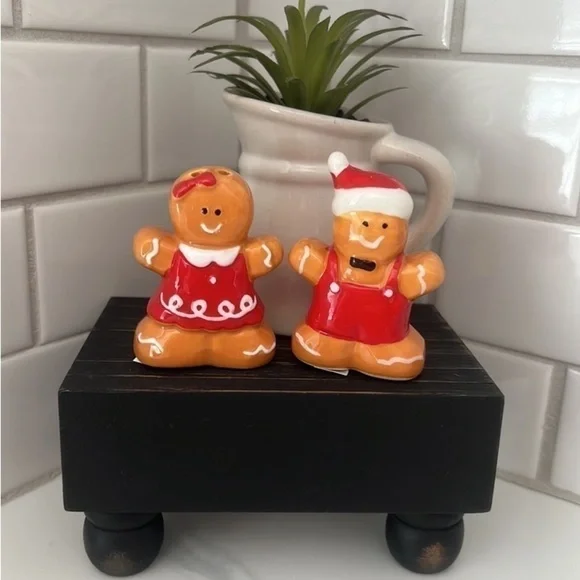 Gingerbread mini ceramic 🎄🎅🏽 salt & pepper shakers