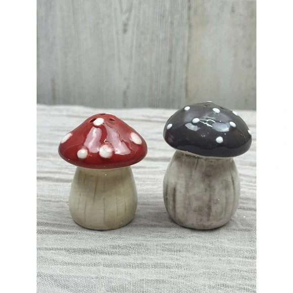 New MINI MUSHROOM RED WHITE Brown CRACKER BARREL SALT & PEPPER‎ SET 2024