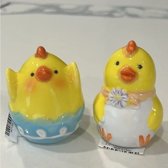 Salt & pepper shakers 🐥