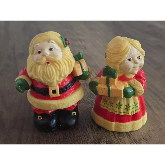 Vintage Hallmark Santa and Mrs Claus Salt and Pepper Shakers Set Red Green 3