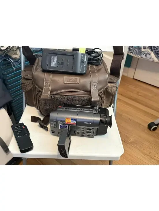Sony Handycam Vision CCD-TRV22 Video 8 8mm Camcorder 26X Digital Zoom Working