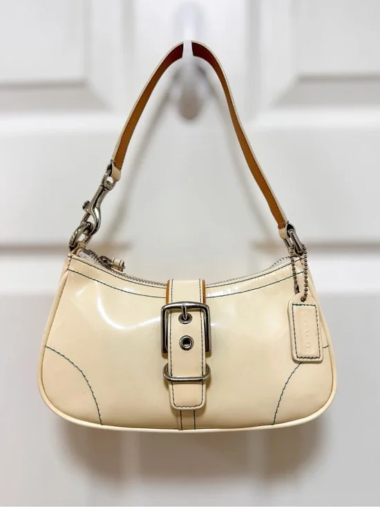 Coach Soho Patent Buckle Flap Shoulder Bag Ivory Patent Leather Vintage Y2K