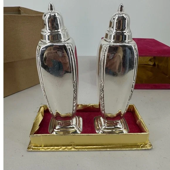 1881 Rogers Oneida Brookwood Silverplate Salt and Pepper Shaker Set 962-602  Box