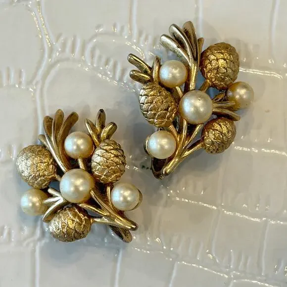 Crown Trifari Alfred Philippe Vintage Gold Tone Pinecone Pearls Clip On Earrings
