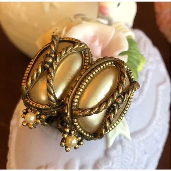 REGAL - 🎉HPx2 🎉 Vintage Regal Gothic-Style Oval Faux Pearl Chunky Clip-Ons