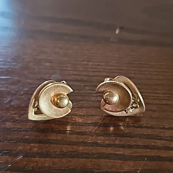 Vintage Abstract Gold Screw Back Earrings 🐈74