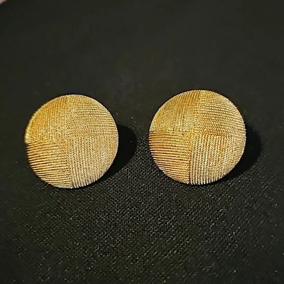 Crown Trifari Signed Gold Tone Textured Clip Earrings🐈26
