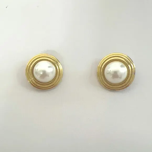 VTG Carolee Large Gold Tone Faux Mabe Pearl Button Clip On Earrings