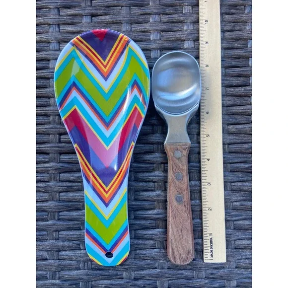 Pioneer Woman Ice Cream Scoop Wood Handle & Farberware Chevron Spoon Rest Set