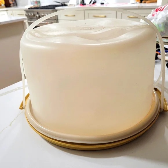 Tupperware Cake Taker