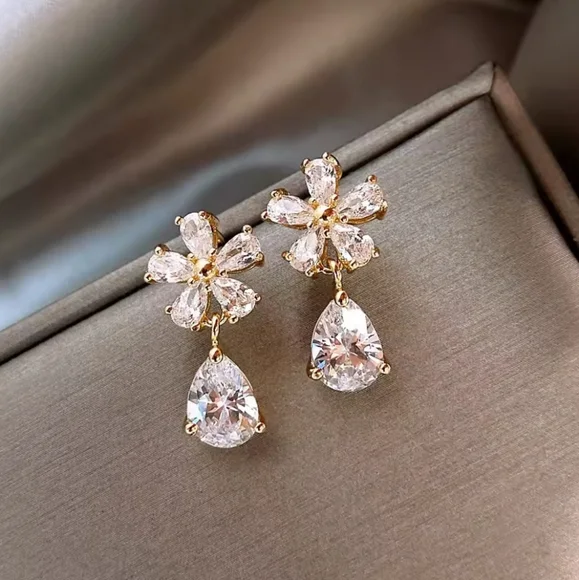 Gold Sparkling Flower Earrings