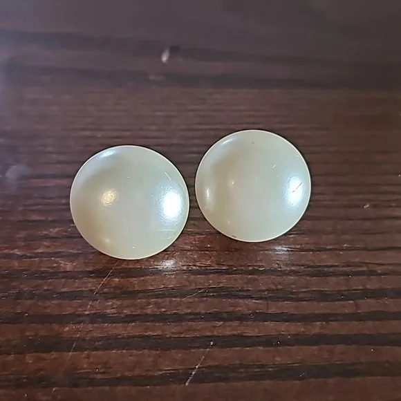 Vintage Pearl Button Screw Back Earrings 🐈