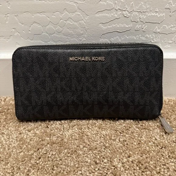 Michael Kors Logo Jet Set Travel Continental Extra Large Wallet