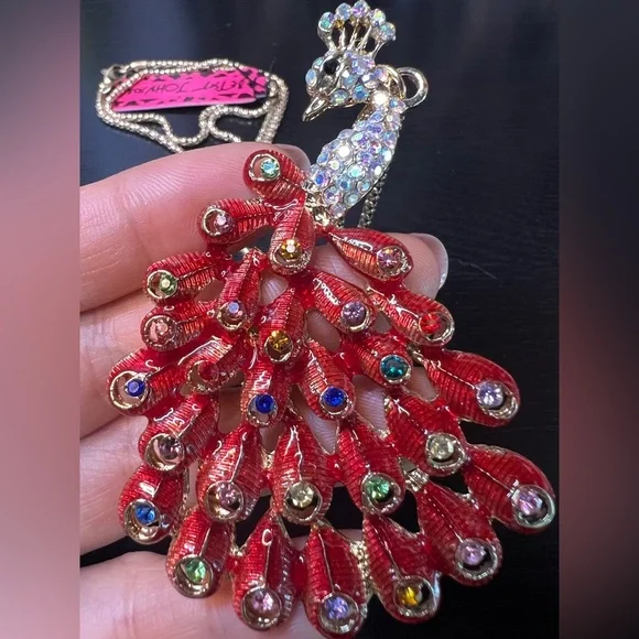 🦚 NWT! Betsey Johnson Red Rhinestone Peacock Necklace