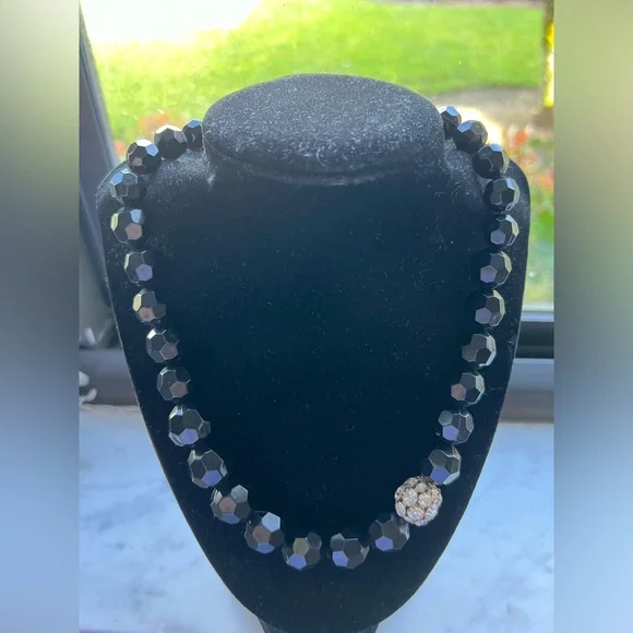 NY BLACK BEADED ADJUSTABLE DECORATIVE NECKLACE WITH RHINESTONE BALL