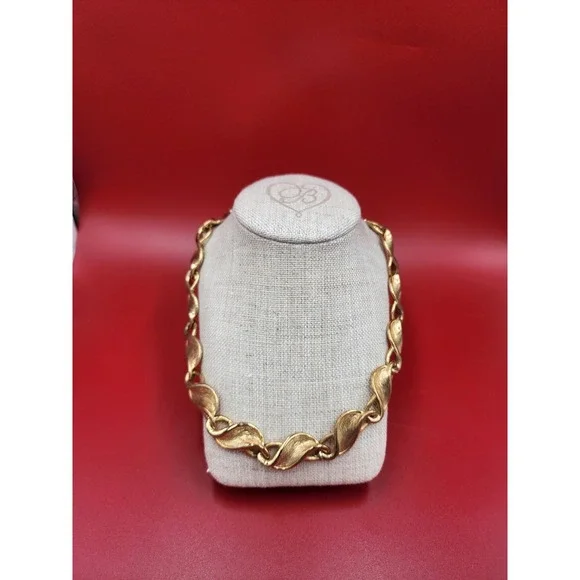 Vintage Gold Tone Textured Link Necklace Leaf Swirl Design Retro Statement Chain