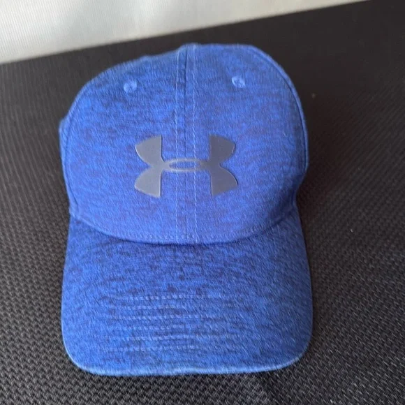 boys under Armour hat size extra small / small