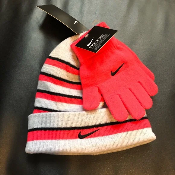 NWT Nike winter beanie & gloves set