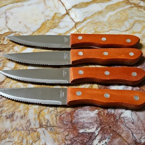 Set of 4 steak knives NEW