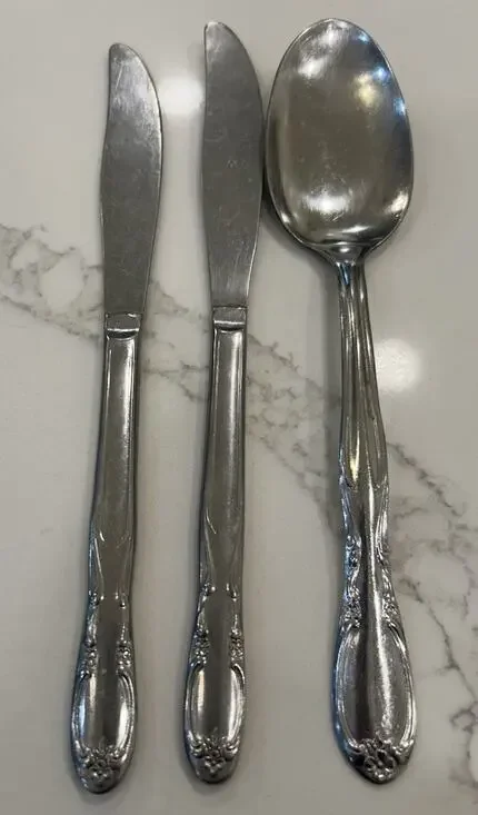 Superior International CHAPEL HILL Set Of 3 Stainless 2 Dinner Knives 1 Spoon