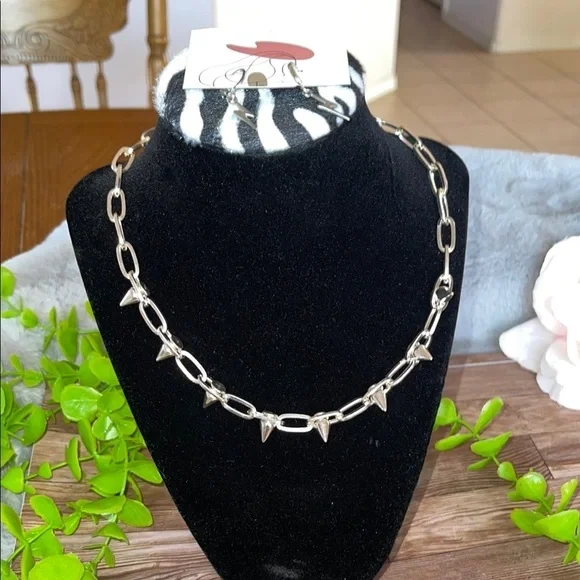 Elegant Silver Oval Link Necklace