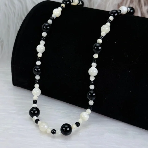 Vintage art deco flapper style mother of pearl and black beaded necklace