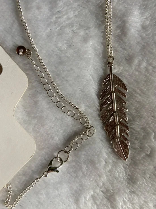 🏷️ BNWT Lauren Conrad 32” Silver Feather Pendant Necklace