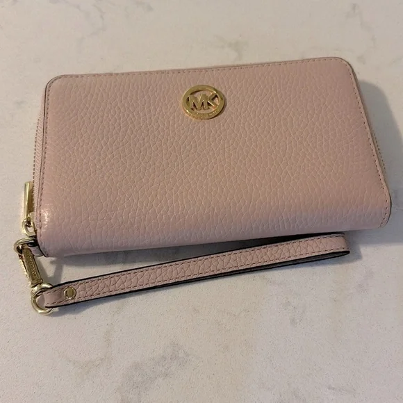 Michael Kors light pink Women's zip around Wallet!!!‎