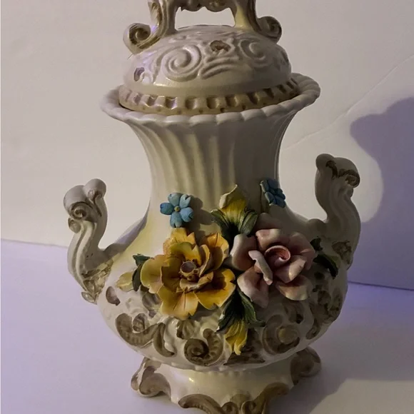 Vintage Italian Capodimonte-style lidded vase Cream With Flowers