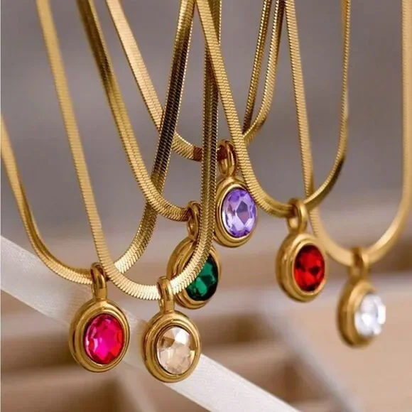 Elegant Necklace with Green Pendant M512