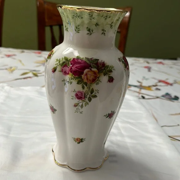 RARE 9” Large Royal Albert Old Country Roses Green Border Vase 1962 England