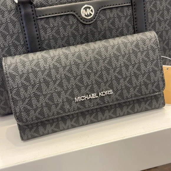 Michael Kors Jet Set Large Signature Logo Tri-Fold Wallet Black NWT