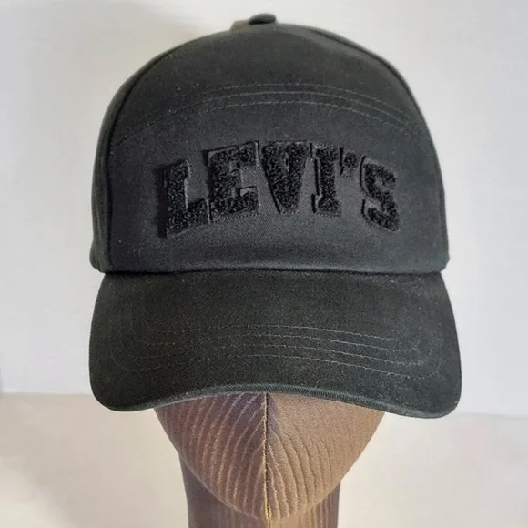 Levi's Black Snapback Baseball Cap‎ Levi's Logo in bold letters Embroidered