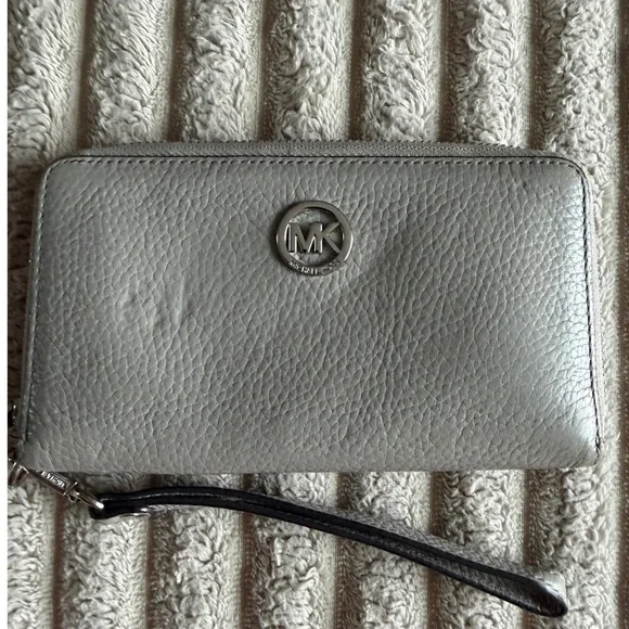 Michael Kors Adele Continental Wristlet Grey Pebbled Leather Wallet 35H5SFTE3L