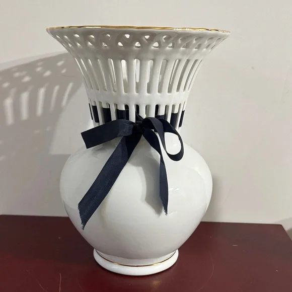 Vintage Formalities by Baum Bros. with a basket weave lattice