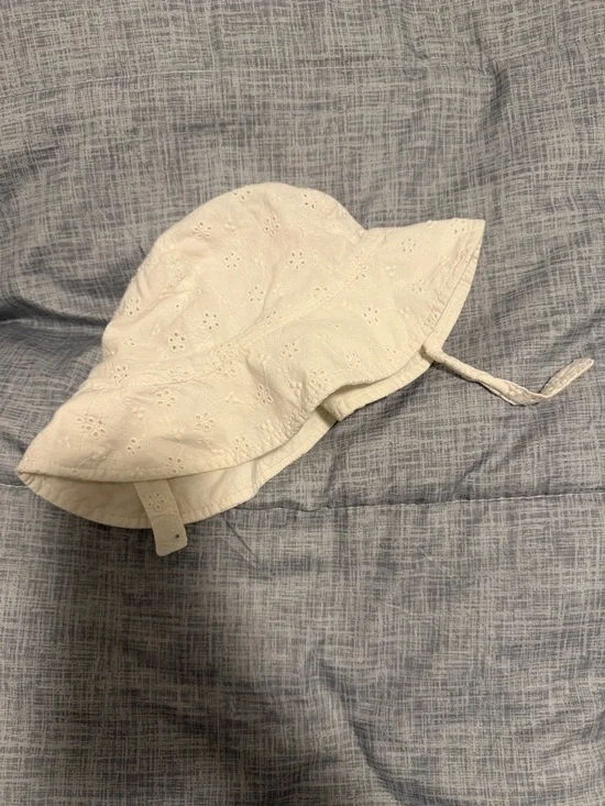 White Eyelet Bucket Hat 6-12months