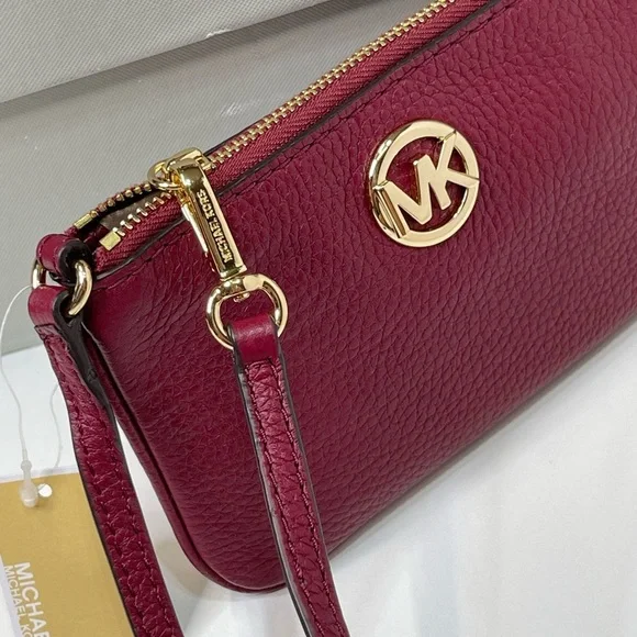 (new+tag) Michael Kors Fulton medium wristlet mulberry maroon (cards holder)