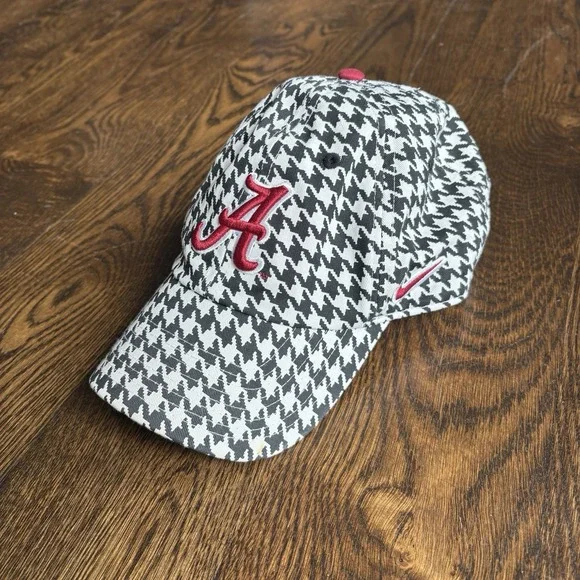 Nike Team Alabama Crimson Tide Houndstooth Strapback Cap Unisex One Size