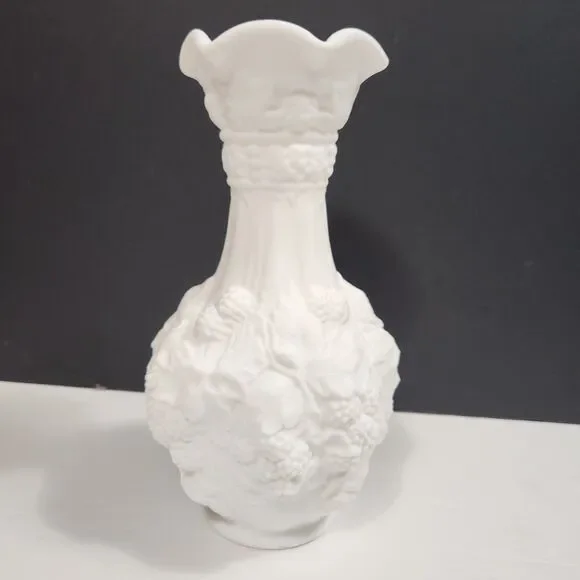 Vtg Orginal Doeskin Finish Loganberry Pattern Milk Glass Vase 10 in.