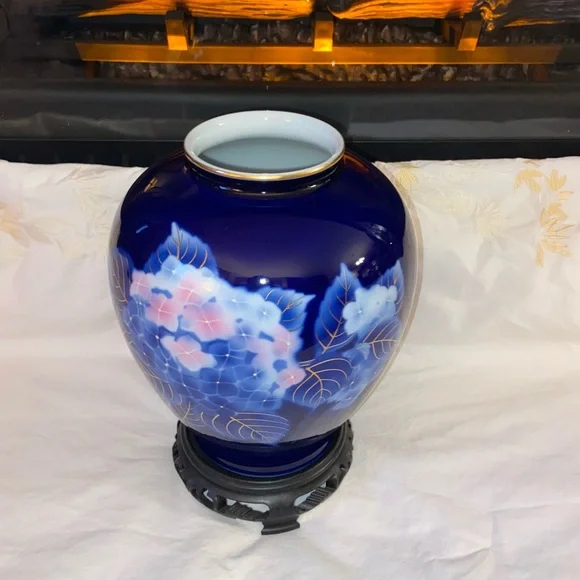 Arita Fukagawa Mint Condition Mid 1900’s Elegant Blue Pink Hydrangea Floral Vase