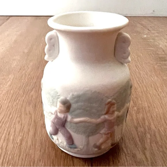 1984 LLADRO 5260 Children Playing‎ Small Matte Bisque Vases By Jose Roig RETIRED