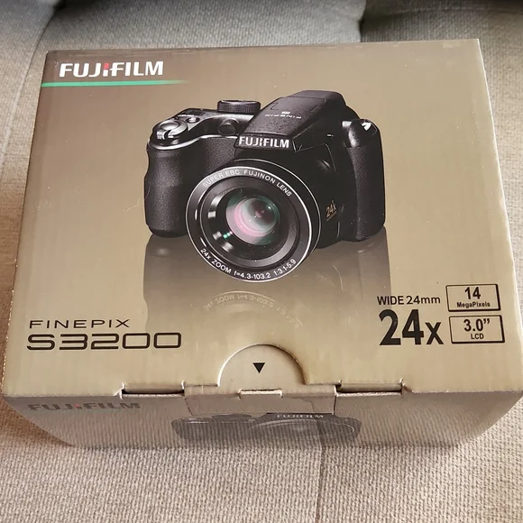 FujiFilm FinePix S3200 Black with Strap