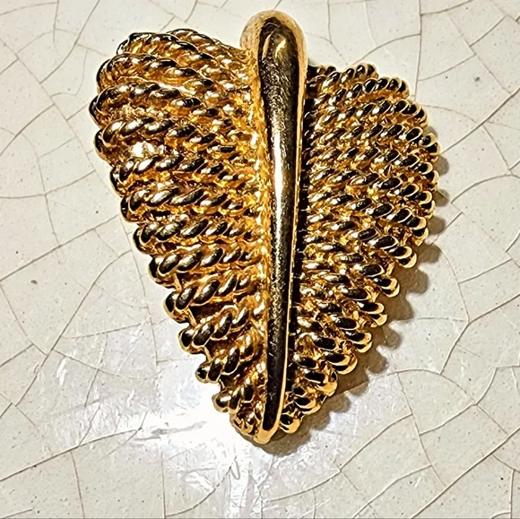 Gold abstract leaf heart rope texture charm pendant