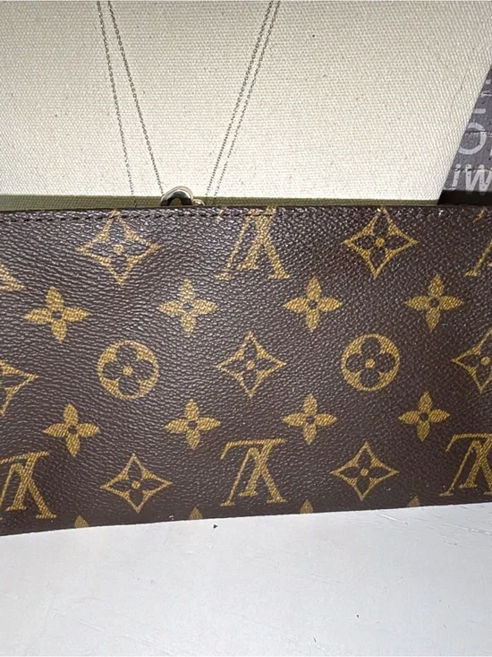 Authenticated Louis Vuitton bucket GM accessory pouch great condition