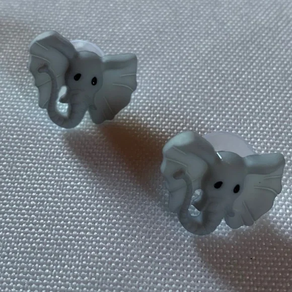 NWT. Handmade Pierced Earrings of an Elephant Face!