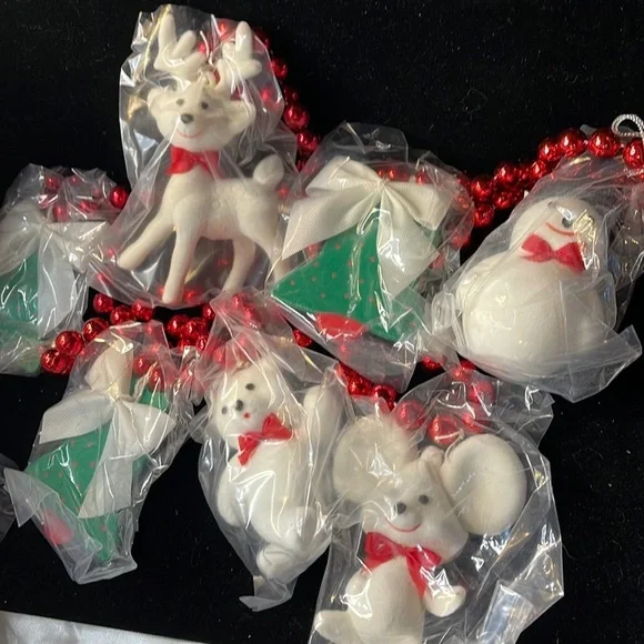 Avon (Vtg) “Festive Friends 6 ft Garland” red shiny beads link animal ornaments