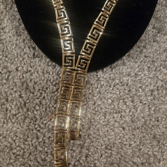 Elegant Gold Geometric Necklace