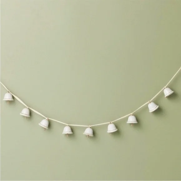 NWT HEARTH &‎ HAND DECORATIVE CERAMIC BELL CHRISTMAS GARLAND CREAM 3.75’