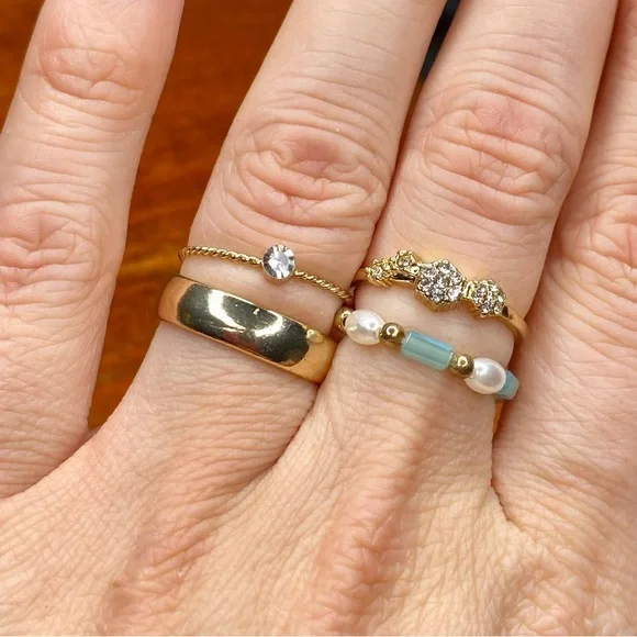 NWOT Dainty Gold Tone Ring Set