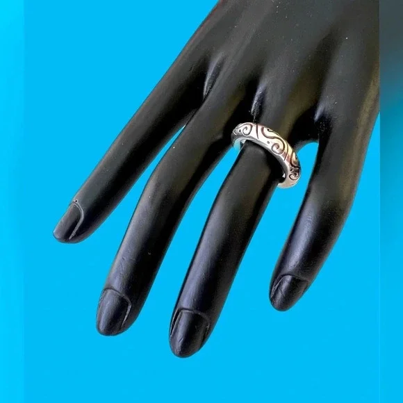 Sterling Silver Band Ring. Beautiful ring. Scroll work around ring. Size 6